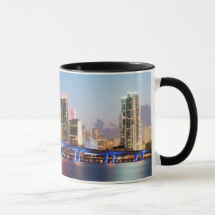 Caneca Skyline iluminada de Miami do centro no crepúsculo