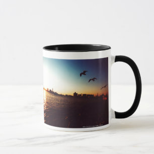Caneca Skyline mostrada em silhueta da baía de Tokyo no