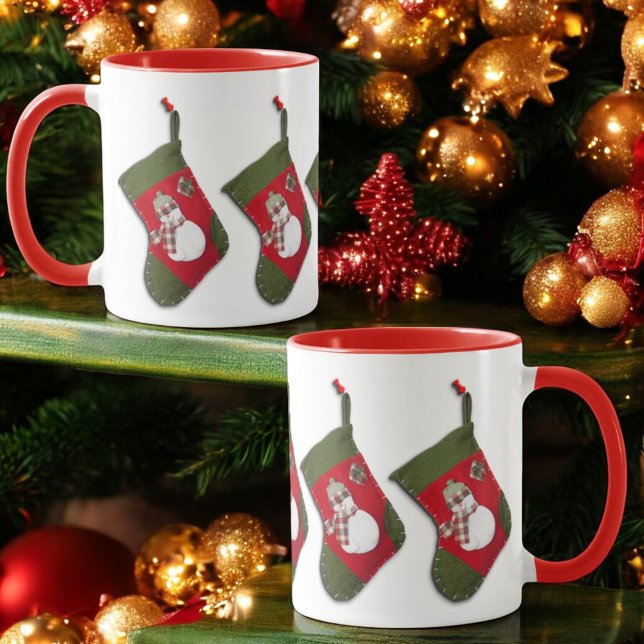 Caneca Snowman Prendendo Meias De Natal Por Toda A Volta (Hanging Christmas stocking design encircles the entire combo style ceramic mug. )