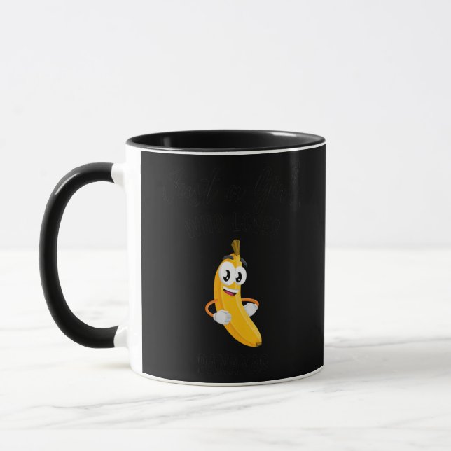 Caneca Só Uma Menina Que Ama Banana roupa (Esquerda)