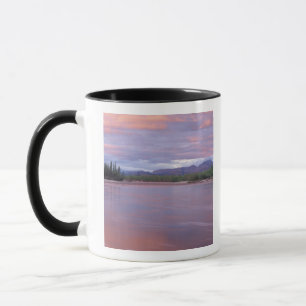 Caneca sol da meia-noite sobre o rio MacKenzie, fora da