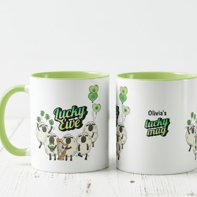 Caneca Sortuda com Ovelhas Irlandesas Engraçadas (Lucky Ewe Pun for Lucky You Funny Cartoon Sheep being Irish. Hand-Drawn Sheep, Green Shamrocks, Harp)