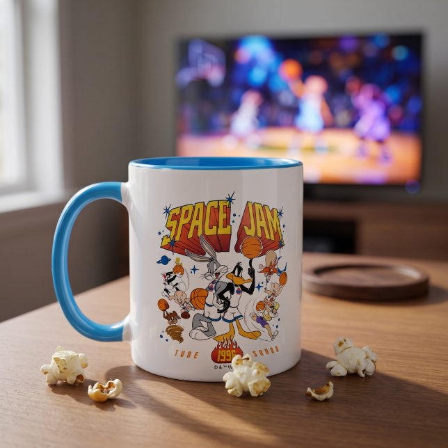Caneca SPACE JAM™ TUNE SQUAD™ 1996 Gráfico (Simulated mug on table)