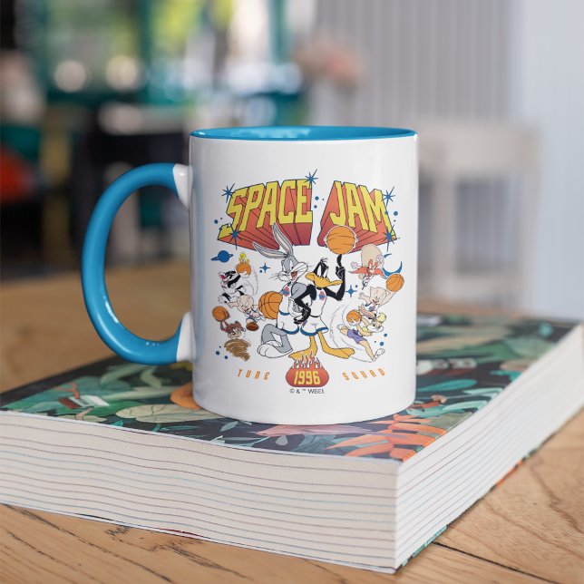 Caneca SPACE JAM™ TUNE SQUAD™ 1996 Gráfico (Mug on table)