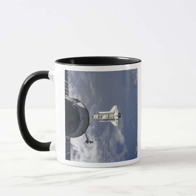 Caneca Space Shuttle Atlantis e uma nave espacial russa (Esquerda)