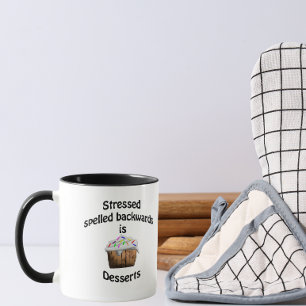 Caneca Stressed escrito ao contrário é desserts