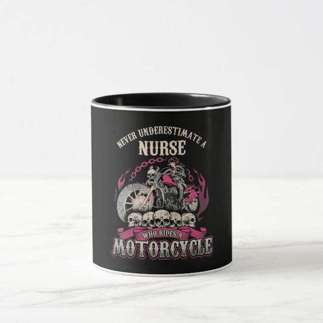 Caneca Subestime Enfermeira Que Dirige O Motorcycle Biker (Centro)