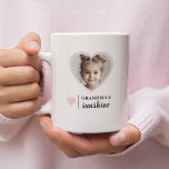 Caneca Sunshine da Vovó - Rosa Personalizada<br><div class="desc">Brighten manhãs da vovó com esta doce e ensolarada caneca personalizada! Apresentando uma foto personalizada do seu neto dentro um quadro cardíaco e a mensagem "A luz do sol da vovó", esta xícara de café rosa suave é a maneira perfeita de mostrar a ela o quanto ela é amada. Ideal...</div>