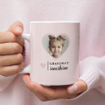Caneca Sunshine da Vovó - Rosa Personalizada<br><div class="desc">Brighten manhãs da vovó com esta doce e ensolarada caneca personalizada! Apresentando uma foto personalizada do seu neto dentro um quadro cardíaco e a mensagem "A luz do sol da vovó", esta xícara de café rosa suave é a maneira perfeita de mostrar a ela o quanto ela é amada. Ideal...</div>