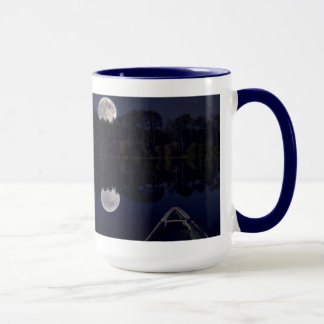 Caneca Super Lua sobre o Lago de Canoé Late à Noite