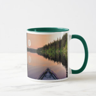 Caneca Super Lua sobre o Lago de uma Canoa em Twilight