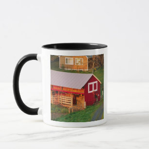 Caneca Tarefas da manhã na fazenda. EUA, Vermont,