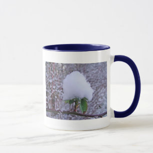 Caneca Tasse Schneehäufchen auf hübscher Pflanze