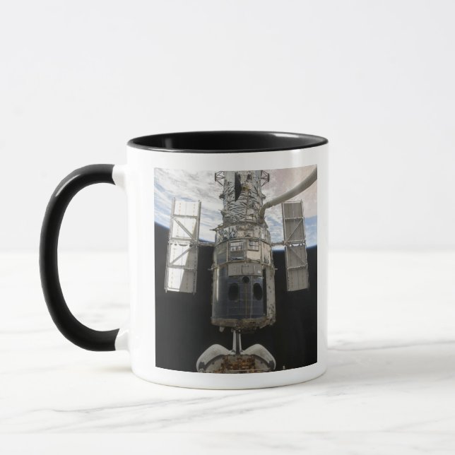 Caneca Telescópio Espacial Hubble na baía de carga de Atl (Esquerda)