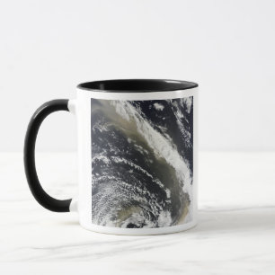 Caneca Tempestade da poeira que funde sobre o mar de