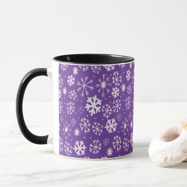 Caneca Tempestade de neve em floco de neve com fundo roxo (Com Donut)