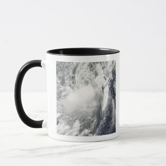 Caneca Tempestade tropical A Conson aproxima-se do Vietna (Esquerda)