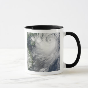 Caneca Tempestade tropical Koppu que aproxima a terra