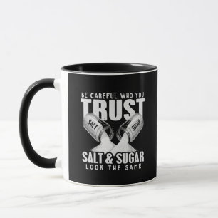 Caneca Tenha Cuidado com Quem Você Confia Sal e Açúcar se