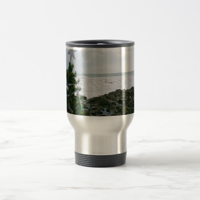 Caneca Térmica Árvore de Natal contra rochas da praia (Centro)