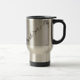 Caneca Térmica As formigas pretas estão seguindo-se em uma