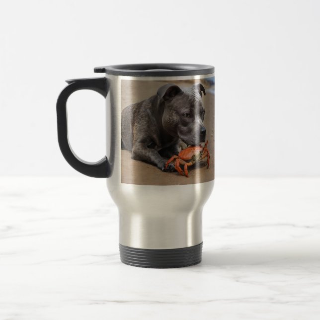 Caneca Térmica "Beachside Pals: Um Staffy e seu companheiro de ca (Esquerda)