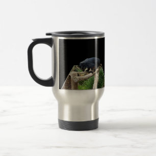 Caneca Térmica Black Binturong (Bearcat) Em Pé Num Diário,