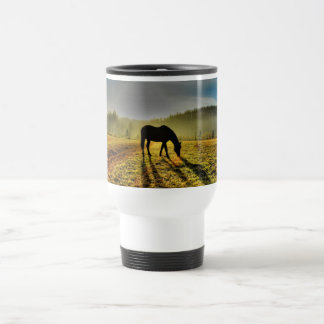 Caneca Térmica Cavalo arrasando ao nascer do sol em Misty Field P
