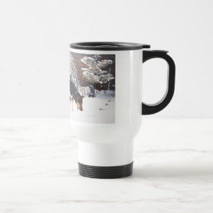 Caneca Térmica Cena da neve do inverno com o cão preto e tan