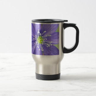 Caneca Térmica Centro de uma flor azul com carimbos brancos