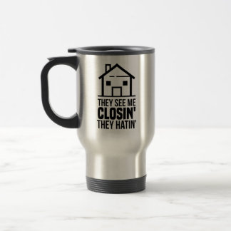 Caneca Térmica Corretor de Imóveis Eles Me Veem Fechando Colega d