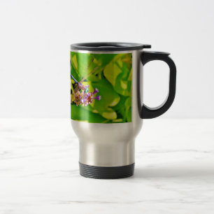Caneca Térmica Dragonfly de cor arco-íris numa flor rosa púrpura