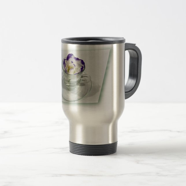 Caneca Térmica Flor branca roxa num copo (Frente Esquerda)