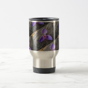 Caneca Térmica Flor roxa num banco