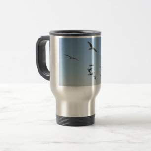 Caneca Térmica Gaivotas em Voo Brisa Oceânica Céu Azul Costeiro
