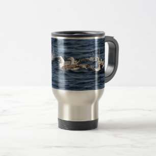 Caneca Térmica Gaivotas Flutuando no Oceano Depois de se Alimenta