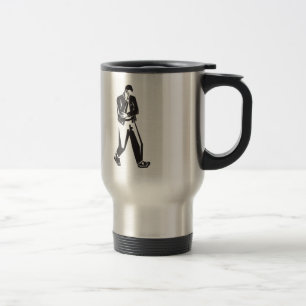 Caneca Térmica homem novo que fala em um telemóvel ao andar