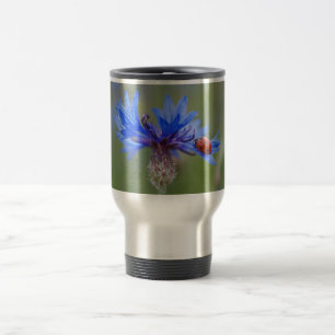 Caneca Térmica Ladybug em uma flor de milho azul