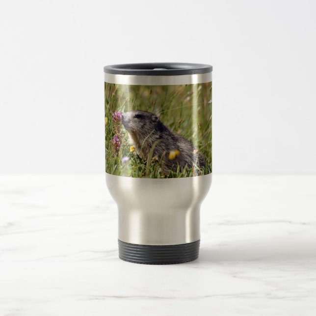 Caneca Térmica Marmota alpina perto da flor (Centro)