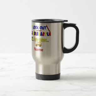 Caneca Térmica Olhe o jardim de infância aqui sai… Nomeie a