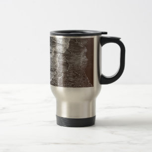 Caneca Térmica Ondas quebrando numa praia arenosa