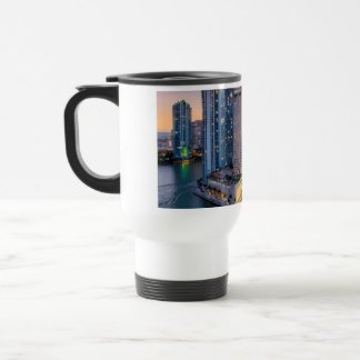 Caneca Térmica Pôr do sol no horizonte de Miami com o Hotel Inter