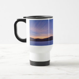Caneca Térmica Pôr do sol sobre lago e árvores de inverno coberta