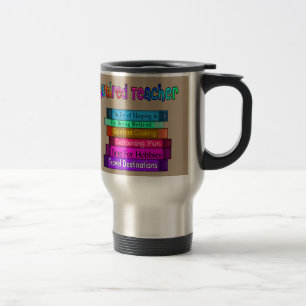 Caneca Térmica Professora aposentada dá presentes na pilha de liv