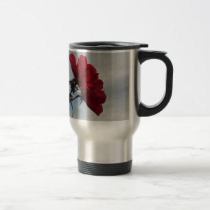 Caneca Térmica Rosas vermelhas contra o céu azul brilhante