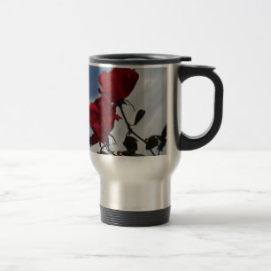 Caneca Térmica Rosas vermelhas contra o céu azul brilhante