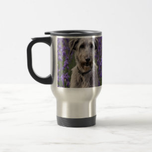 Caneca Térmica Serene Majestade: Wolfhound Sentado em uma Íris Ro