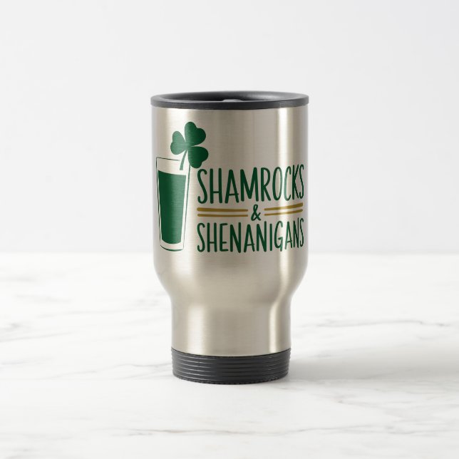 Caneca Térmica Shamrocks & Shenanigans: Rua. Design do Dia de Pat (Centro)