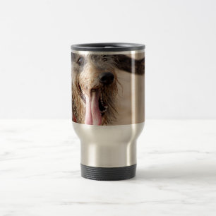 Caneca Térmica Um cachorro feliz na praia
