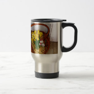 Caneca Térmica Uma cesta de Daffodils amarelos e do ovo da pásco